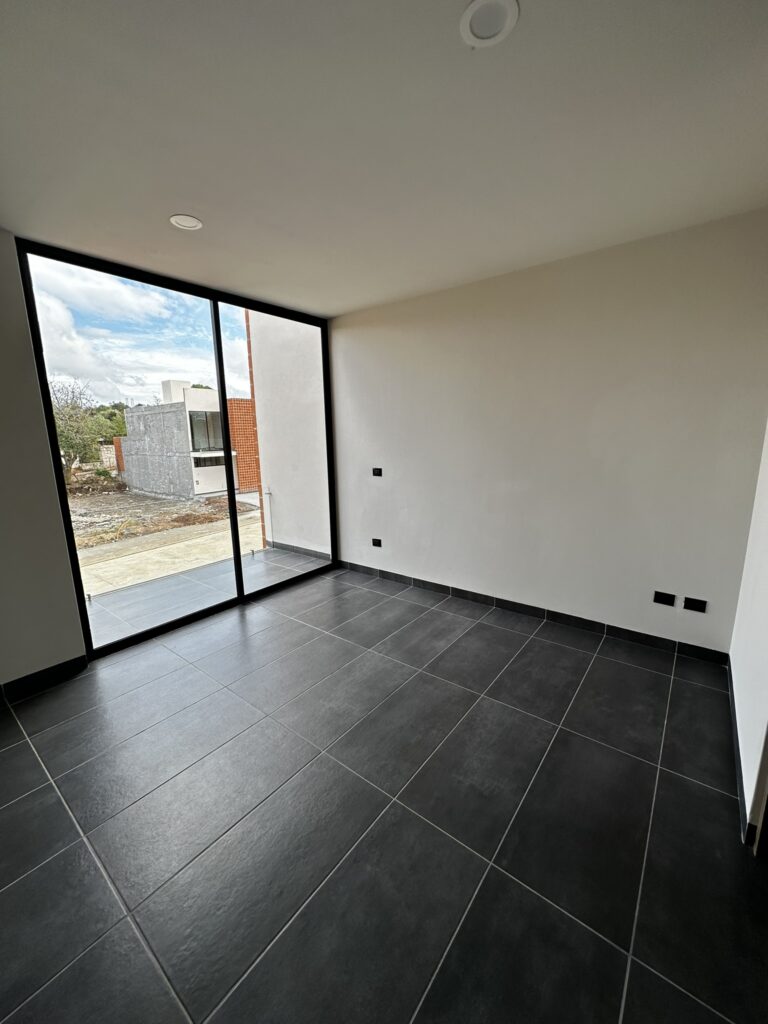 Vista encantadora de la casa prototipo Vitral en Capellana, con 138 m² de diseño moderno y joven, que incluye 2 recámaras espaciosas, cuarto de servicio techado, 2 ½ baños con acabados de lujo, y una recámara principal que se abre a un balcón privado. Destacan sus comodidades como el calentador de paso y tanque estacionario, todo dentro de un entorno exclusivo en Altozano, Morelia, perfecto para familias o parejas buscando su nuevo hogar por $3,150,000.00.