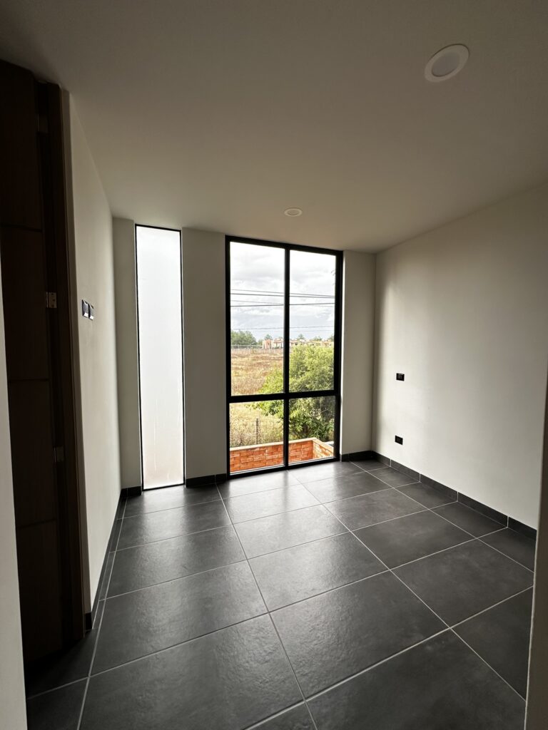 Vista encantadora de la casa prototipo Vitral en Capellana, con 138 m² de diseño moderno y joven, que incluye 2 recámaras espaciosas, cuarto de servicio techado, 2 ½ baños con acabados de lujo, y una recámara principal que se abre a un balcón privado. Destacan sus comodidades como el calentador de paso y tanque estacionario, todo dentro de un entorno exclusivo en Altozano, Morelia, perfecto para familias o parejas buscando su nuevo hogar por $3,150,000.00.